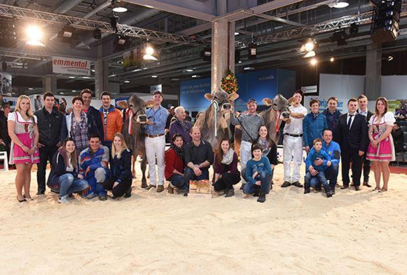 Vize-Grand Champion Schamaun BS Salomon Salome, Florian und Silvia Schamaun, Davos Platz GR (von links); Grand Champion Manser’s Joe Hanna, Bruno Manser, Muolen SG und die Ehrenerwähnung Salomon Sarina, Guido Bucheli, Segnas GR. (Bild zVg)