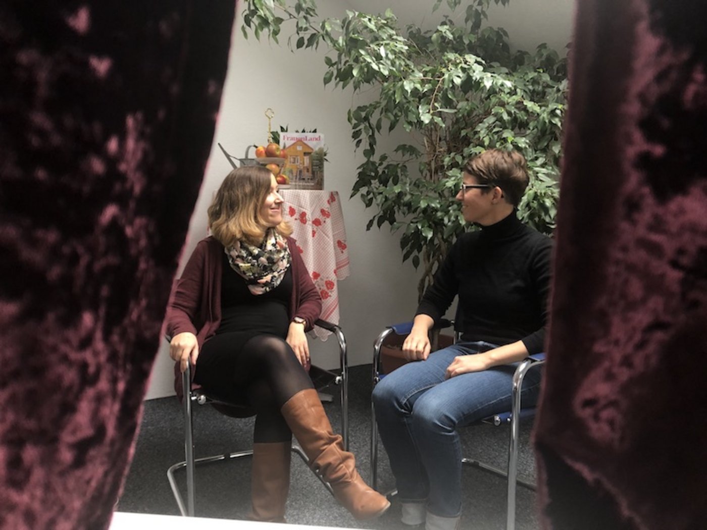 Online-Redaktorin Jeanne Woodtli und Landleben-Redaktorin Esther Thalmann im Talk zur Sendung. (Bild BauZ)