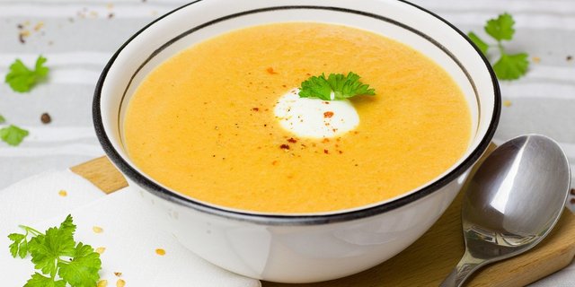 Landwirtinnen und Landwirte bekommen Gutscheine, und die Restaurants verpflichten sich dazu, z. B. für eine Rüeblisuppe Aargauer Rüebli zu verwenden. (Symbolbild Pixabay)