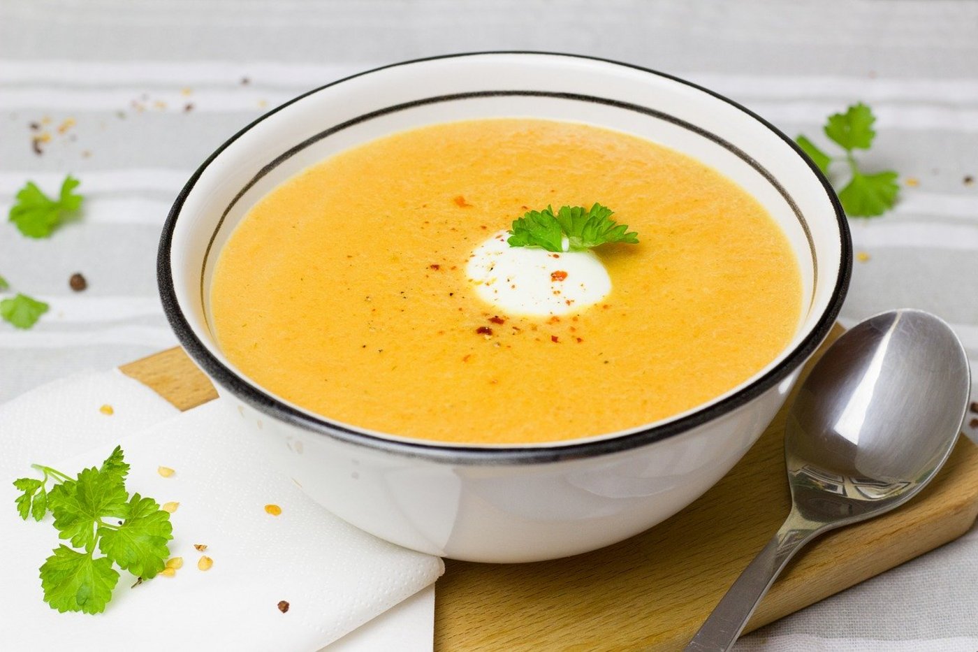 Landwirtinnen und Landwirte bekommen Gutscheine, und die Restaurants verpflichten sich dazu, z. B. für eine Rüeblisuppe Aargauer Rüebli zu verwenden. (Symbolbild Pixabay)