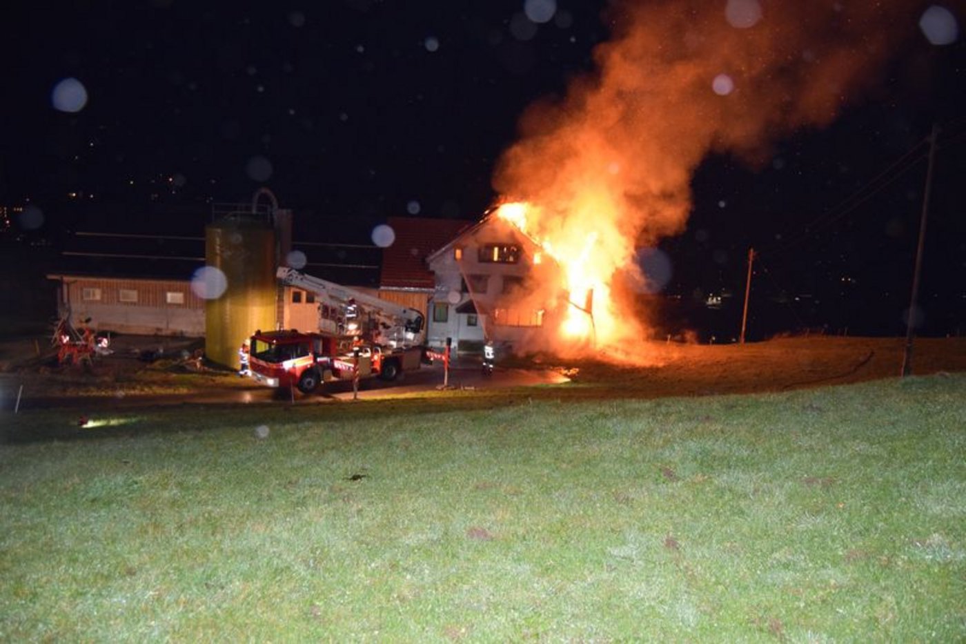 In Urnäsch stand ein unbewohntes Bauernhaus in Flammen. (Bild Kapo AR)