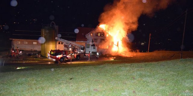 In Urnäsch stand ein unbewohntes Bauernhaus in Flammen. (Bild Kapo AR)