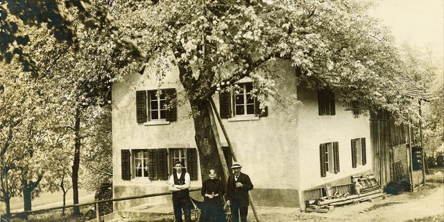 Toni Merkis Grosseltern Johann und Anna-Maria sowie sein Vater Martin etwa 1920 vor ihrem Haus in Oberrohrdorf AG. (Bilder zVg)