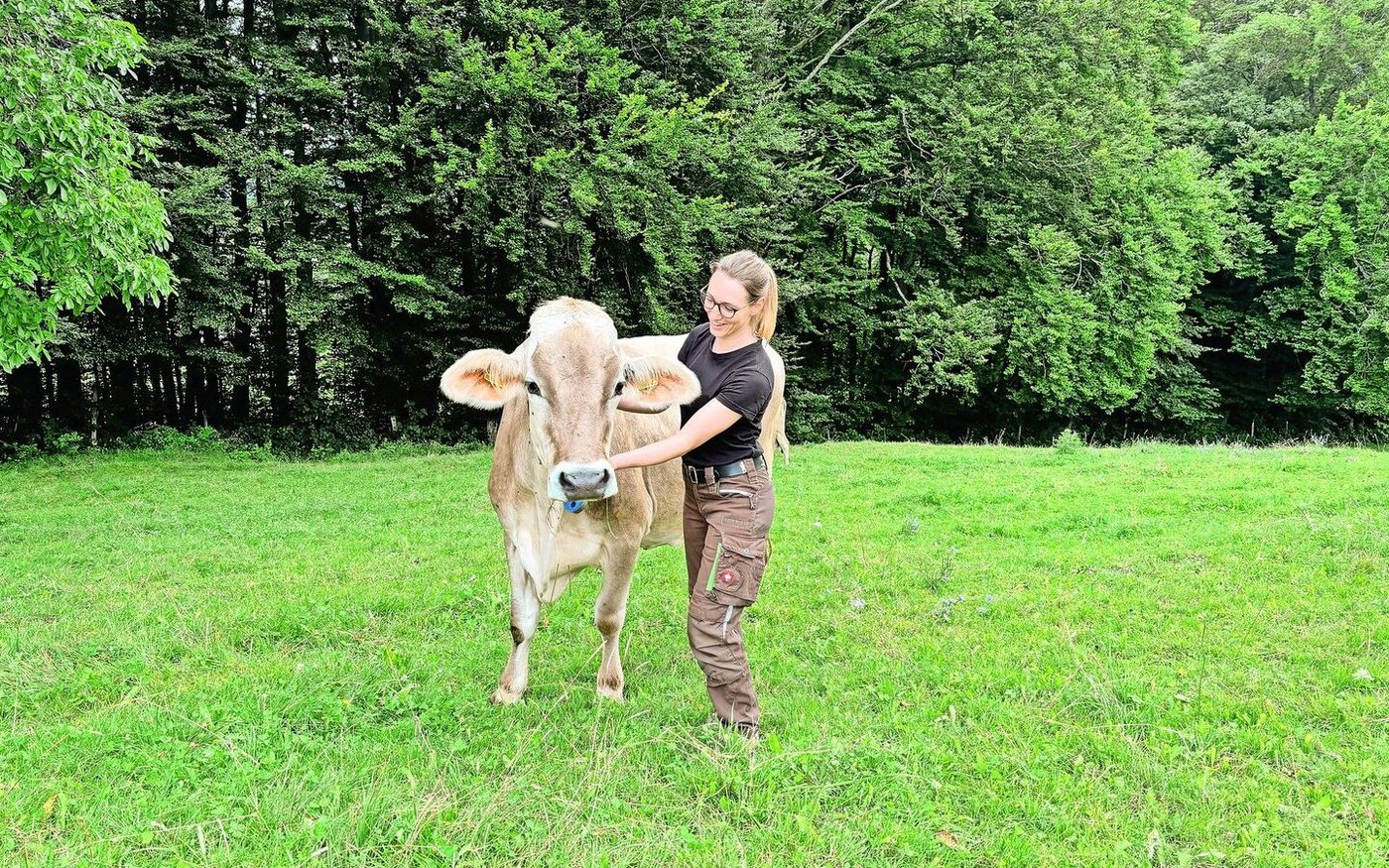 Während Céline Bienz sich früher das Melken nicht zutraute und lieber im Gemüse arbeitete, gehören heute die Arbeiten rund um das Milchvieh zu ihren Hauptaufgaben auf dem Betrieb.       