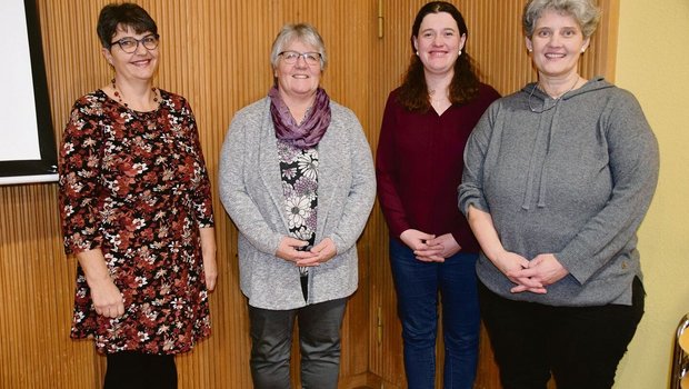 Die Präsidentin vom Verband Bernischer Landfrauenvereine, Barbara Kunz (rechts), dankte den Referentinnen Verena Burren, Ruth Grütter und Sabine Hauert (v. l. n. r.) für ihre Einblicke in ihre Vorsorgeversicherungen.  