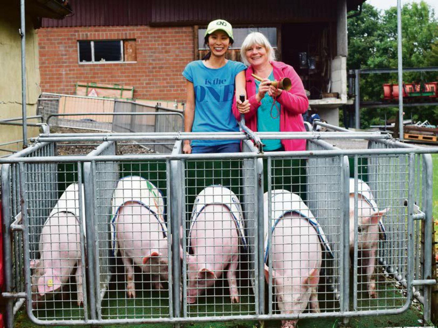 Emi (links) und Susann Milz machen jedes Jahr 15 Mastschweine fürs Säuli-Rennen an der Olma fit. (Bild Stefanie Giger)