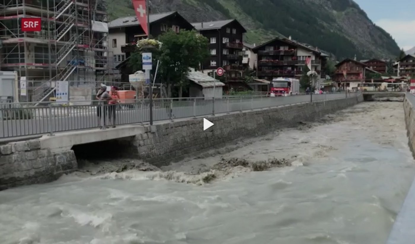 Im Dorf war die Feuerwehr im Einsatz, und die Brücken über den Triftbach seien gesperrt worden.  (Bild Screenshot SRF News)