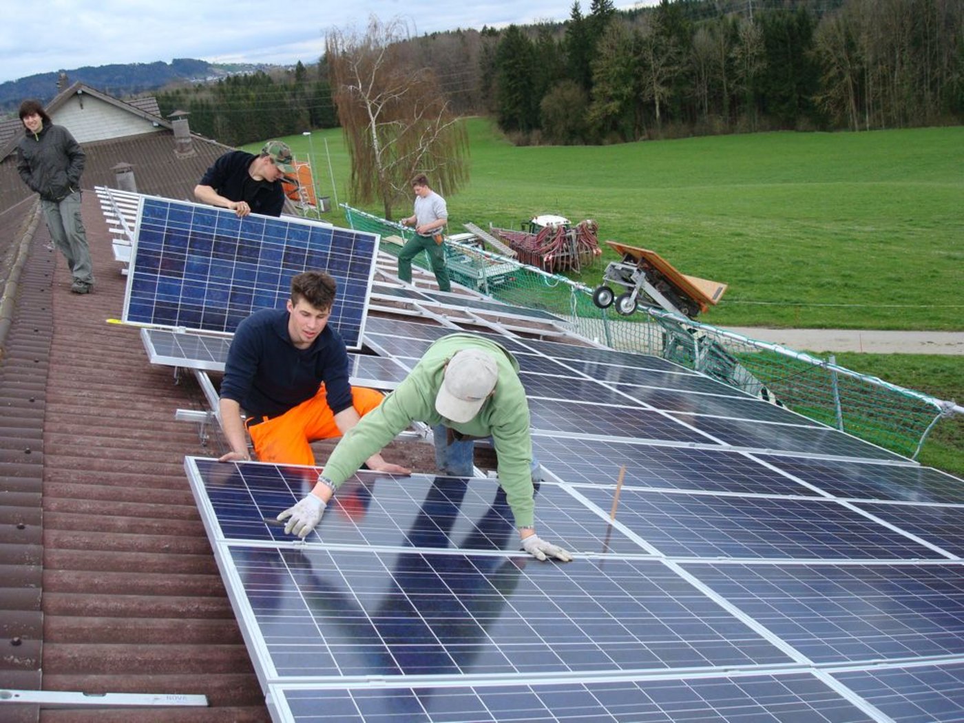 Während die Stromkonsumenten mehr bezahlen, erhalten die Betreiber von Solaranlagen künftig weniger Geld.  (Bild: BauZ)