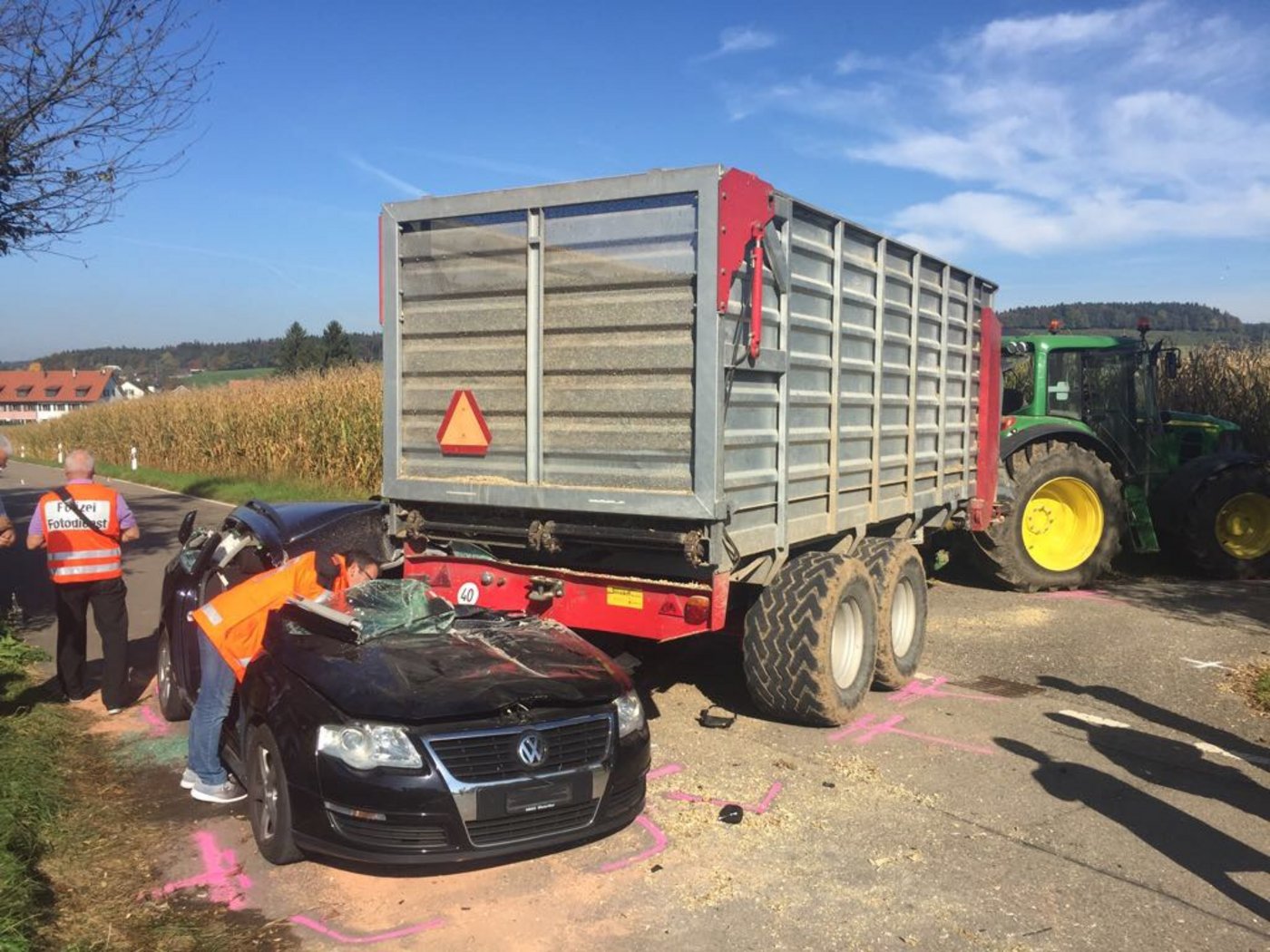 Das Auto geriet unter die rückwärtsfahrende Anhänger-Traktor-Kombination. (Bild Stapo Winterthur)