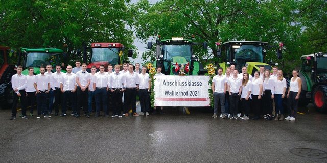 Zahlreiche Absolventinnen und Absolventen der Landwirtschaftsberufe haben heuer ihre Ausbildung erfolgreich abgeschlossen. Pandemie-bedingt hatten sie so einige Hürden zu meistern. Stellvertretend für alle neuen Berufsleute steht hier PS-stark die Abschlussklasse Landwirt/in EFZ des BZ Wallierhofs.  