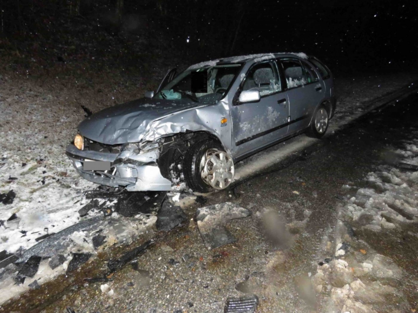 Dieser Unfall passierte letzten Donnerstag: Ein Automobilist geriet nachts bei winterlichen Strassenverhältnissen auf die Gegenfahrbahn und prallte gegen ein entgegenkommendes Fahrzeug. (Bild Kapo AG) 