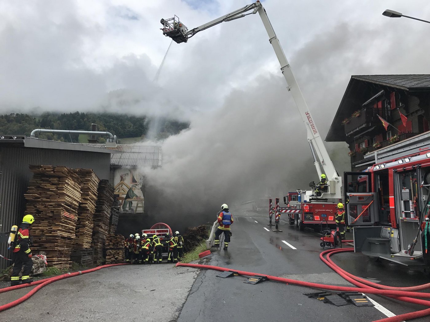 Für den Löscheinsatz standen fünf Feuerwehren mit rund 150 Brandbekämpfern im Einsatz. (Bild Kapo SZ)