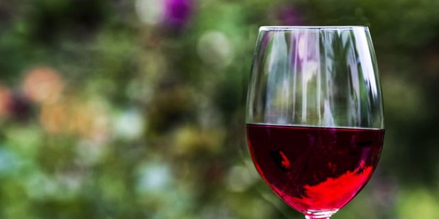 Vorübergehend steht für die Weinproduzenten nicht mehr nur der Wein im Zentrum, sondern auch die Belieferung von Spitälern mit Ethanol. (Bild Pixabay)