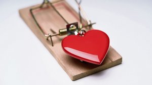 Vorsicht Falle: Auf Vorsicht Falle: Auf hungrige Herzen warten auf Social Media oder den Online-Partnerbörsen Betrüger(innen), die nicht wahre Liebe, sondern finanzielle Abzocke im Sinn haben.