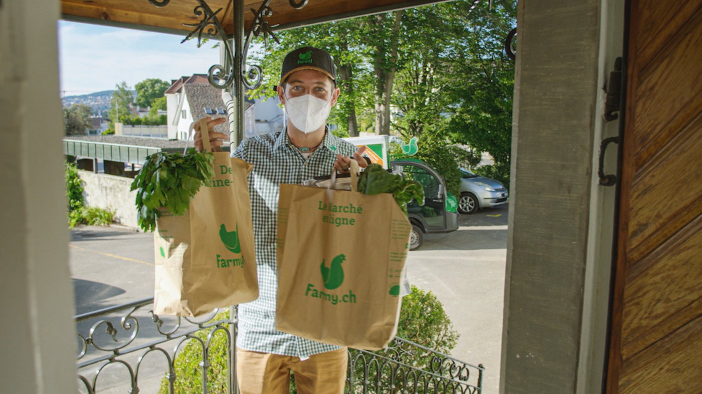 Der Lieferservice von Hofprodukten bis an die Türe entsprach  zu Hochzeiten der Pandemie einem grossen Bedürfnis: Sichere Versorgung mit Lebensmittel bei geringem Infektionsrisiko dank wenig Kontakt zu anderen Menschen. (Bild Farmy)