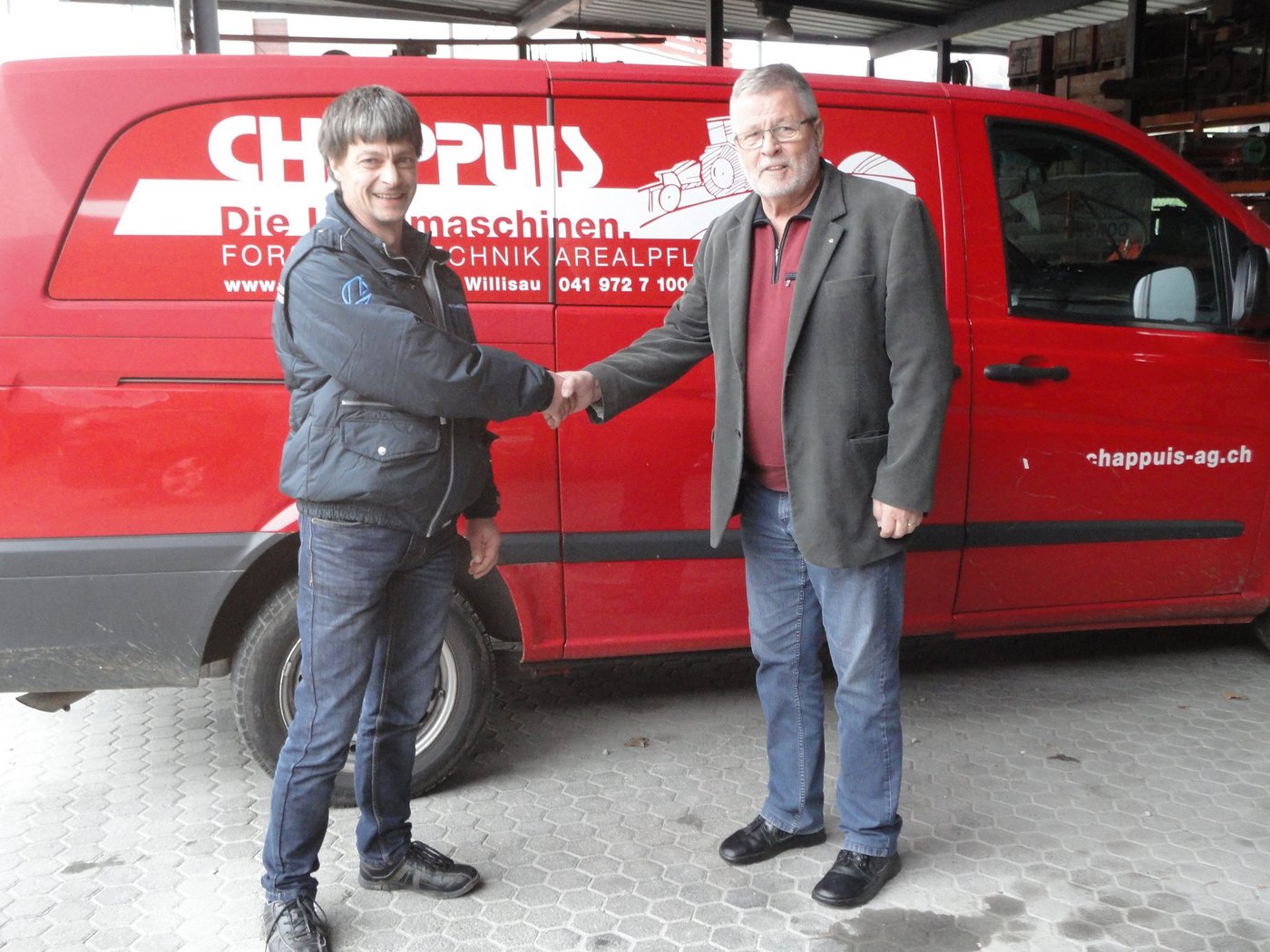 (v.l.) Der Bereich Chappuis Land-Forstmaschinen hat einen neuen Besitzer. Der bisherige Geschäftsführer Peter Chappuis und sein Nachfolger Alois Marti, Geschäftsführer der Landtech Marti GmbH.  (Bild z.V.g)