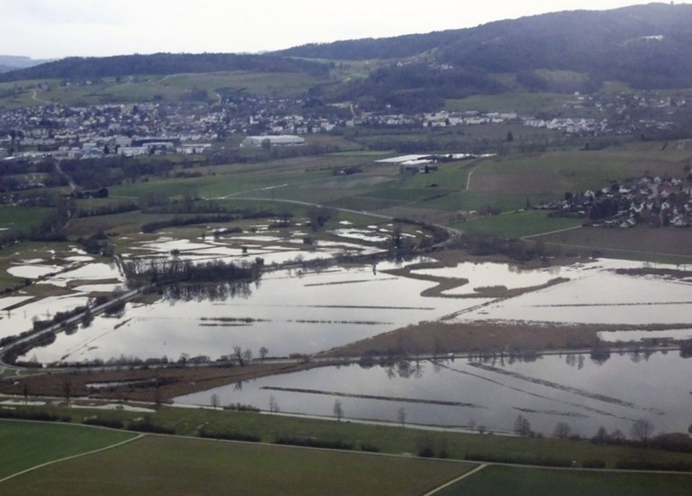 Hochwasser wie hier im Kanton Zürich sieht man derzeit in tieferen Lagen der Schweiz. (mr)
