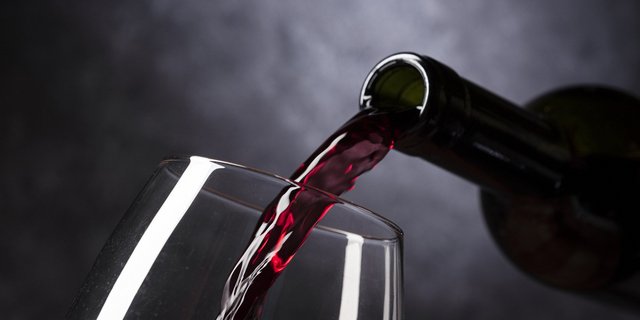 Es sind dunkle Zeiten für die Weinbranche. Der Markt hatte sich noch nicht von der grossen Ernte 2018 erholt, als die Corona-Krise die Lage weiter verschlimmert hat. (Bild Pixabay)