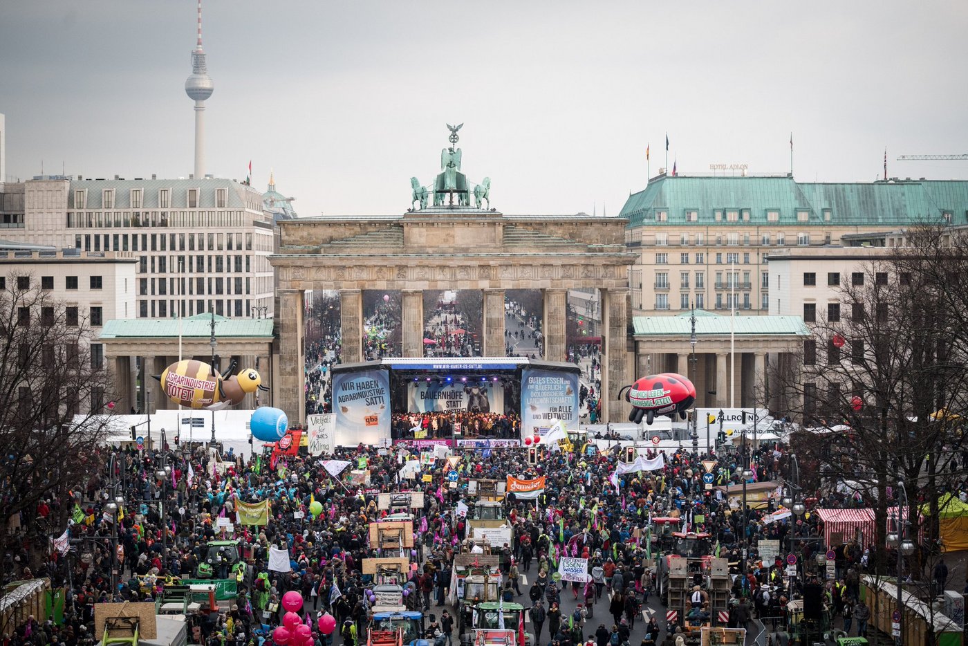 Ihren Anfang nahm die Kundgebung um den Mittag am Brandenburgertor. (Bild Twitter @WirHabenEsSatt2)