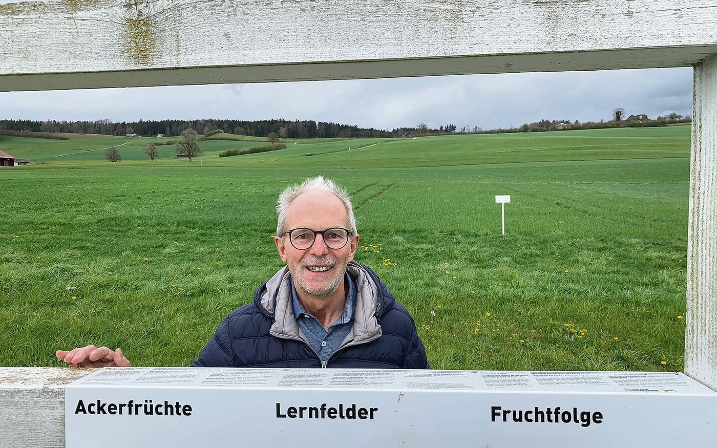 Heiri Hebeisen hat den Durchblick im Pflanzenschutz. Das Bild zeigt ihn  vor einem Versuchsfeld am BBZN Hohenrain. 