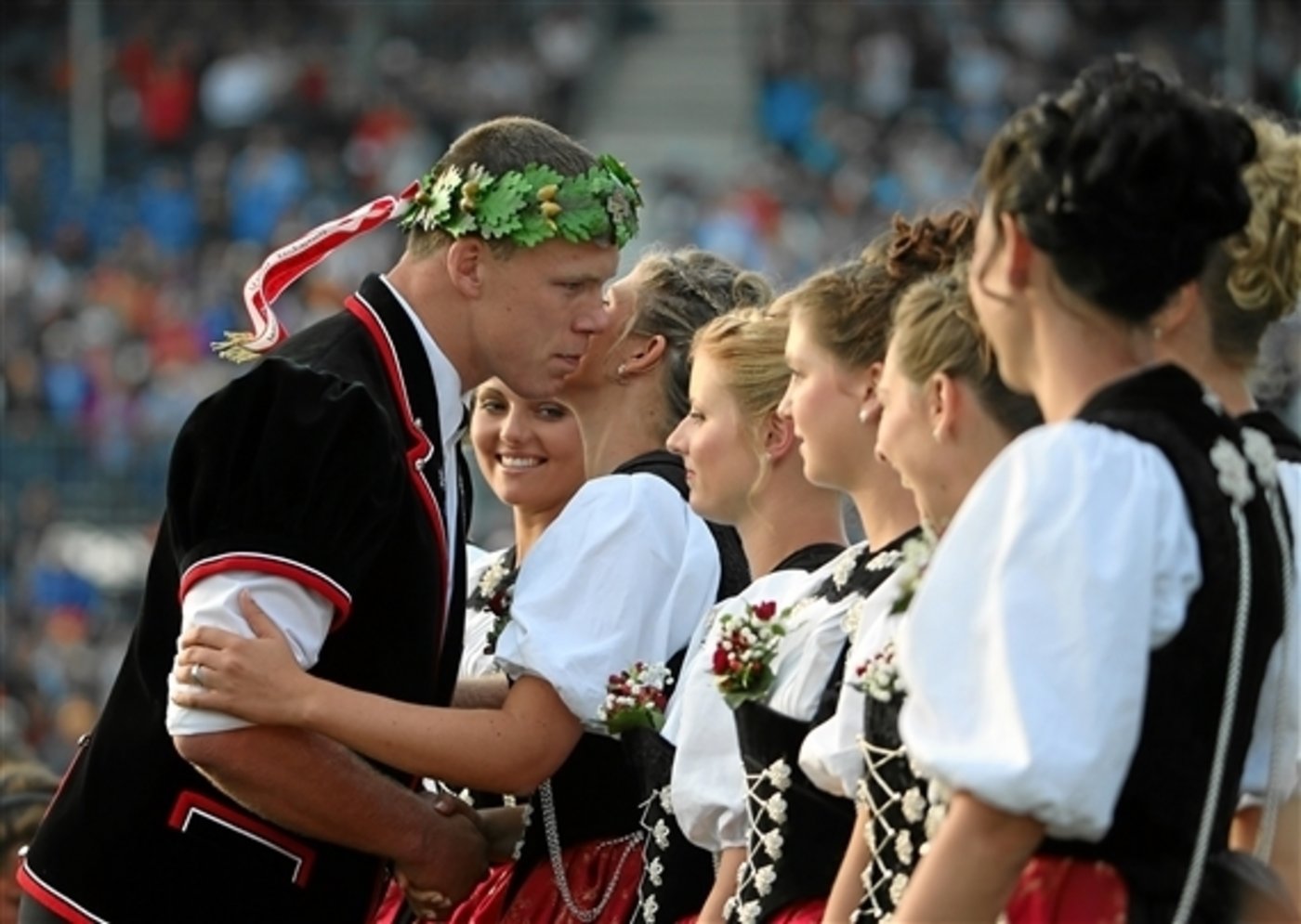 Matthias Sempach, hier 2014 an der Siegerehrung des Eidgenössischen Schwing- und Älplerfestes 2014, übernimmt nun einen Bauernhof. (Bild Andy Mettler)