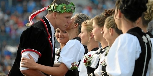 Matthias Sempach, hier 2014 an der Siegerehrung des Eidgenössischen Schwing- und Älplerfestes 2014, übernimmt nun einen Bauernhof. (Bild Andy Mettler)