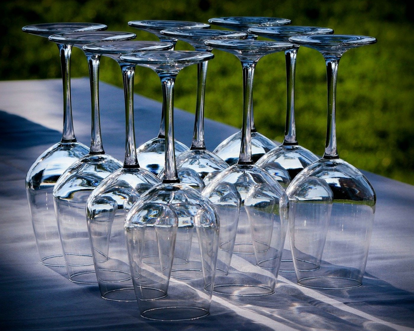 Die Gläser sollen sich mit Walliser Wein füllen. Unter anderem für die Promotion von Weinen werden Millionenbeträge ausgegeben. (Bild Pixabay)