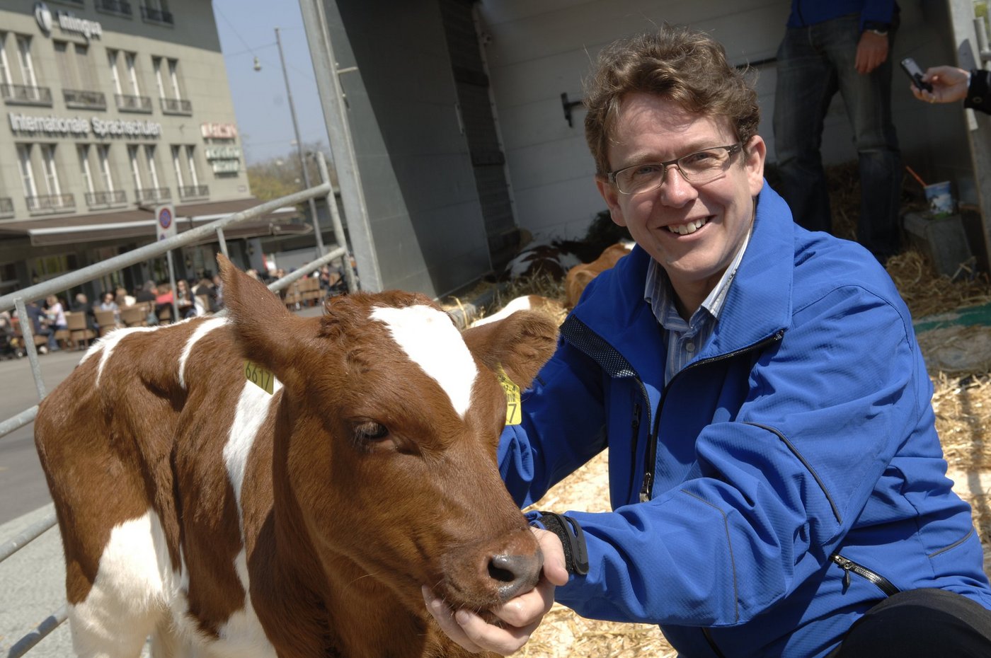 Albert Rösti ist nicht nur als Nationalrat und Parteipräsident aktiv. Er berät Wirtschaftsvertreter und Politiker vornehmlich in den Bereichen Energie, Raumplanung, Umwelt und Agrarwirtschaft. (Bild www.albertroesti.ch)