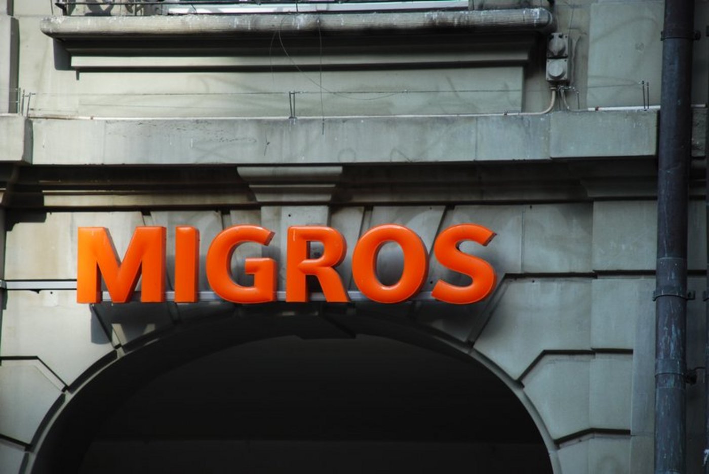 Die Migros-Gruppe sei mit dem leicht verbesserten operativen Ergebnis auf Kurs, heisst es bei Detailhändler. (Bild BauZ)