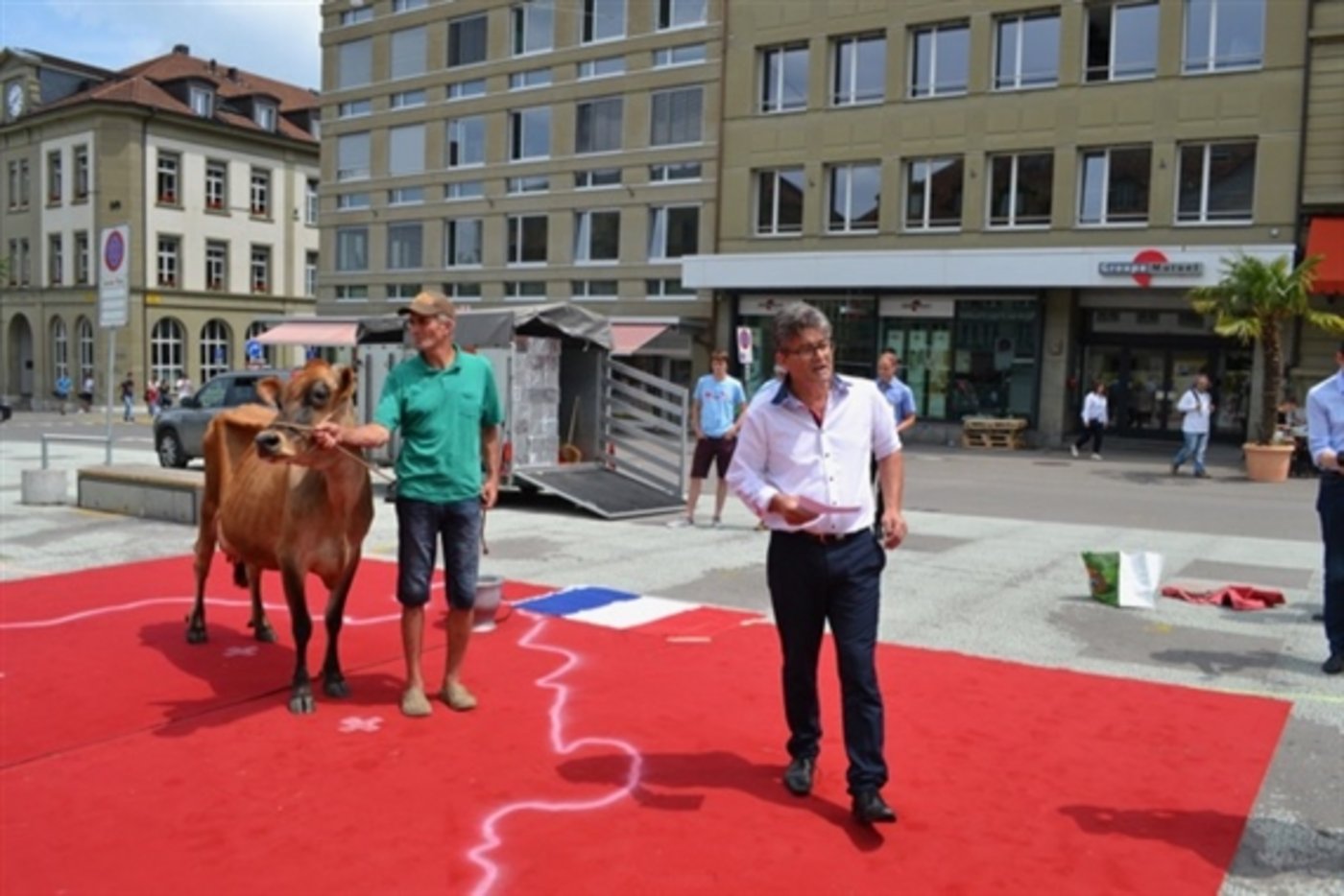 BIG-M und Uniterre protestierten am Montag auf dem Waisenhausplatz in Bern gegen den schlechten Milchpreis und hofften auf einen heutigen positiven Entscheid des Ständerats zur Mengensteuerung. Vergeblich, wie sich nun zeigt. (Bild pf)