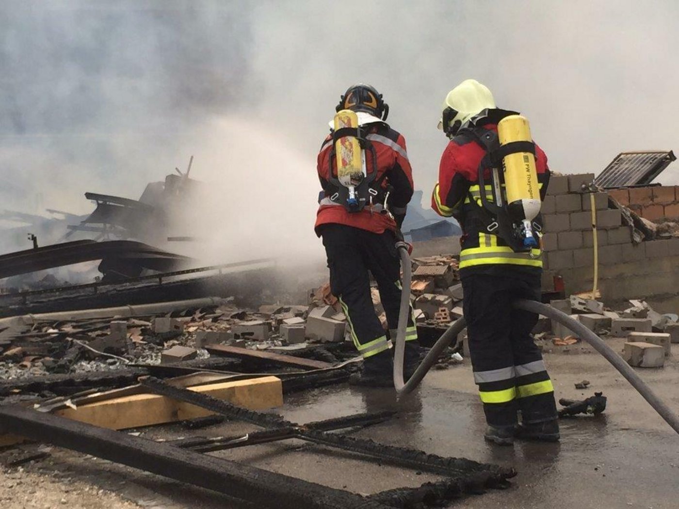 Über 100 Feuerwehrmänner kämpften am Samstag vor einer Woche gegen die Flammen. (Bild Kapo SH)