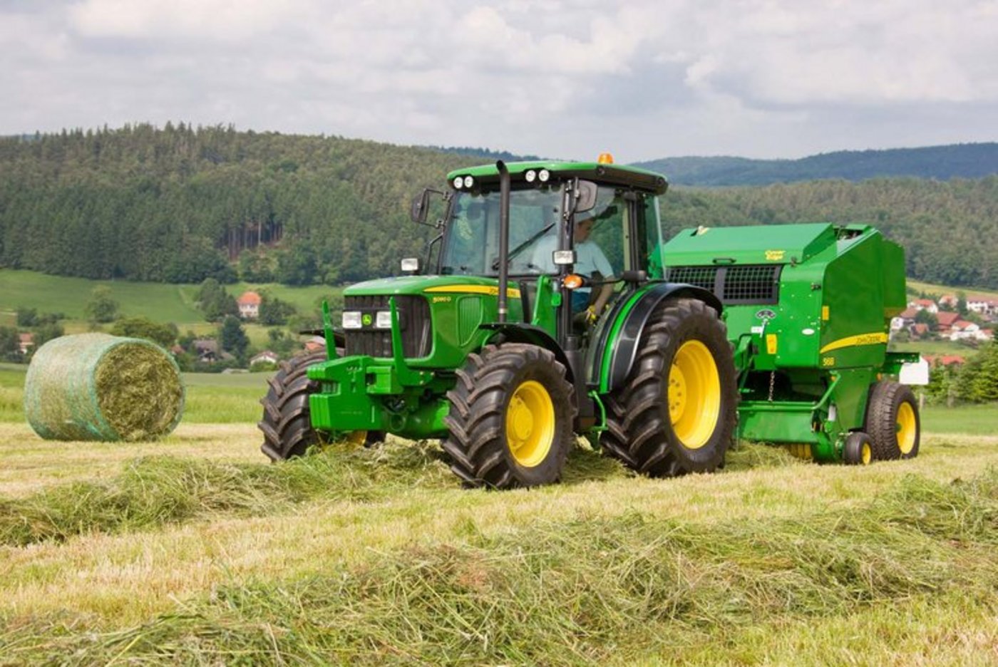 Draussen statt drinnen: An den Feldtagen kann das gesamte landtechnische Programm der Robert Aebi Landtechnik AG im Live-Einsatz gesehen und getestet werden. (Bild lid)