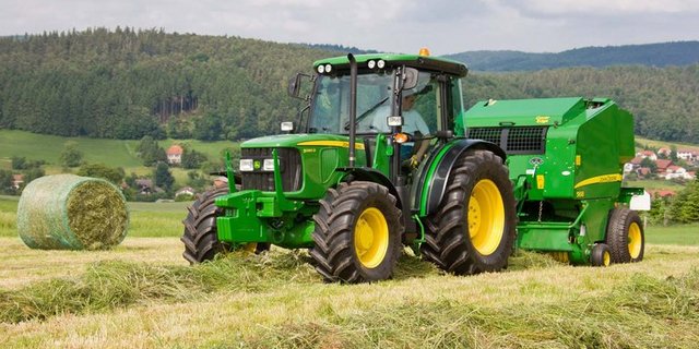 Draussen statt drinnen: An den Feldtagen kann das gesamte landtechnische Programm der Robert Aebi Landtechnik AG im Live-Einsatz gesehen und getestet werden. (Bild lid)