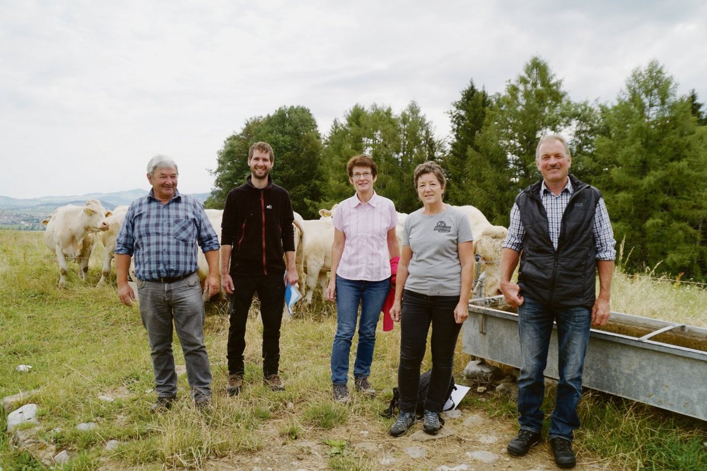 Die Kommission von Francine Bourguenoud (rechts) auf der Alp «Les Plains», wo Besitzer Simon Borcard (links) eine Herde Mutterkühe der Rasse Charolais betreut. Für die Vertretung der Interessen der Alpwirtschaft ist eine Erhöhung  der Beiträge nötig. (Bild Josef Jungo)