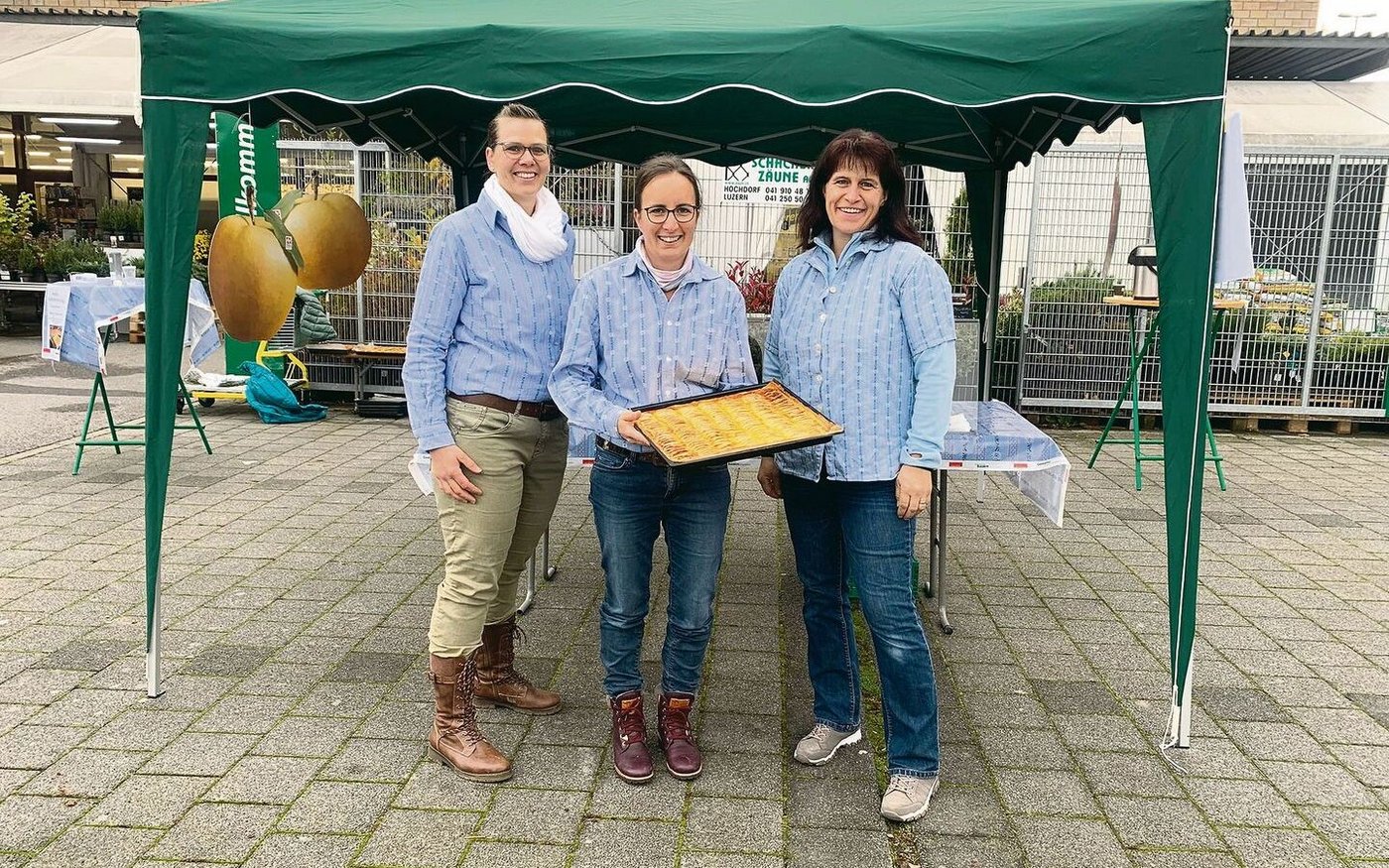 Jeannette Burri (rechts) verkaufte mit ihren Kolleginnen in Hochdorf bei der Landi «gluschtige» Apfelwähe.