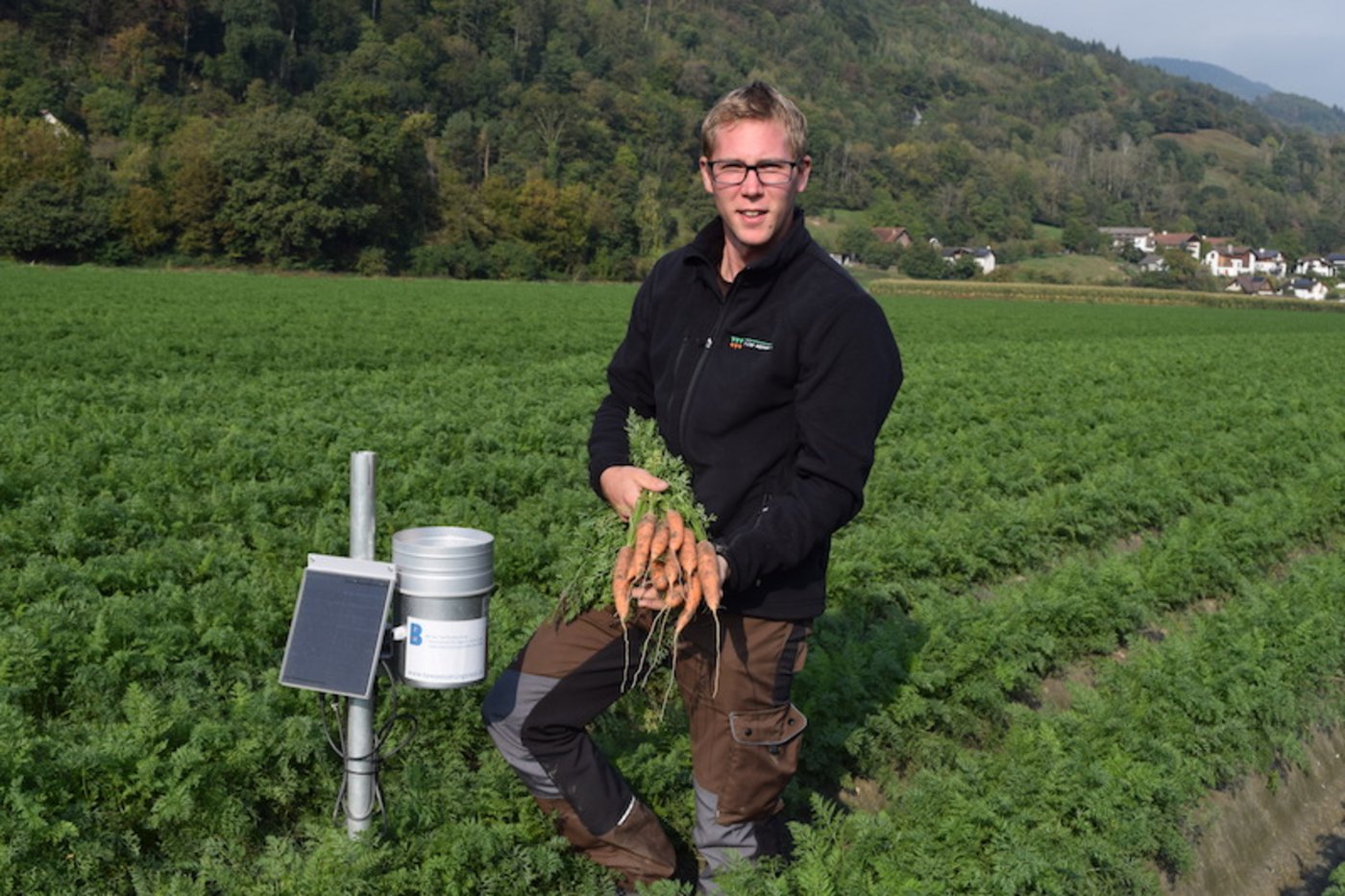 René Gabathuler mit Bodensonde und Karotten im Feld. (Bild sgi)