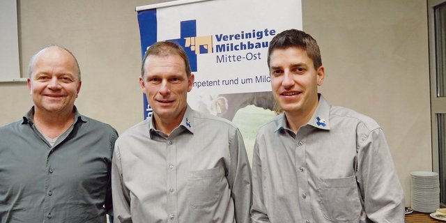 Sie referierten an der Versammlung in Näfels (v. l. n. r.): Reto Burkhardt, Leiter Kommunikation SMP, VMMO-Präsident Hanspeter Egli sowie Niklaus Fässler, Stellvertretender Geschäftsführer der Vereinigten Milchbauern Mitte-Ost.(Bild Christian Weber)