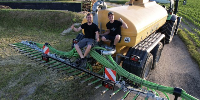 Andreas Bleninger (l.) und Hans Hofmeister haben aus der Not heraus ihren eigenen Schleppschuhverteiler gebaut. (Drohnenbilder Hans Hofmeister)