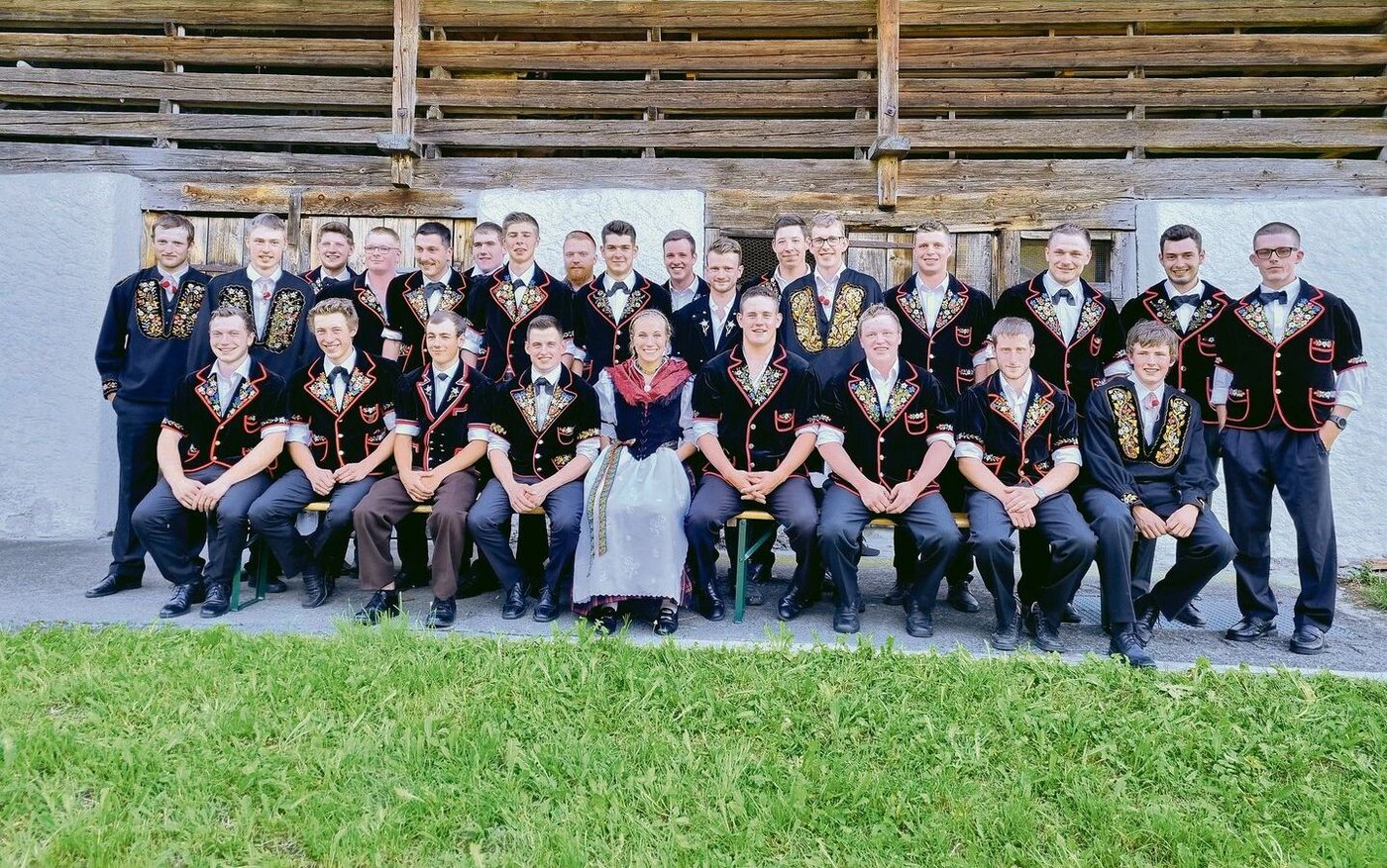 Die erfolgreichen Absolventinnen und Absolventen traten in traditioneller Kleidung auf.