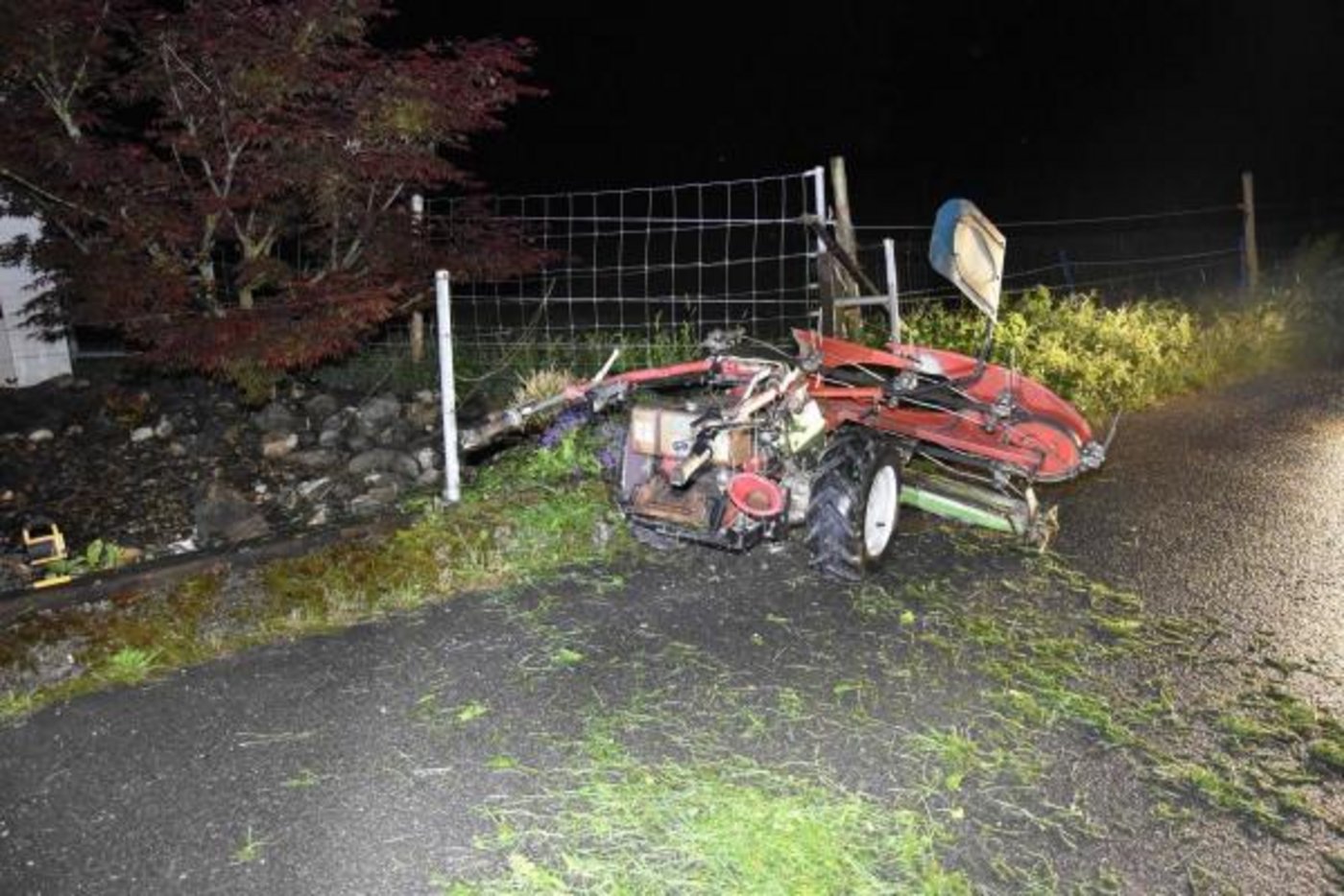 Unbekannte manipulierten diesen Mäher in der Nacht auf Sonntag in Schänis SG so, dass er alleine umher fuhr. (Bilder Kapo SG)