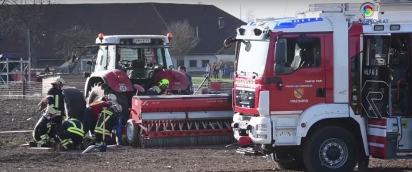 Dramatische Rettungsaktion: Diee Feuerwehr musste einen Bauer befreien, der mit dem Fuss unter eine Packerwalze geraten war. (Bild Screenshot fotokerschi/Youtube)