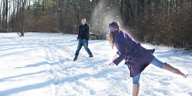 Einen Partner, für eine Schneeballschlacht und für alles Schöne im Leben, finden heute viele Menschen im Internet. (Bild Pixabay)