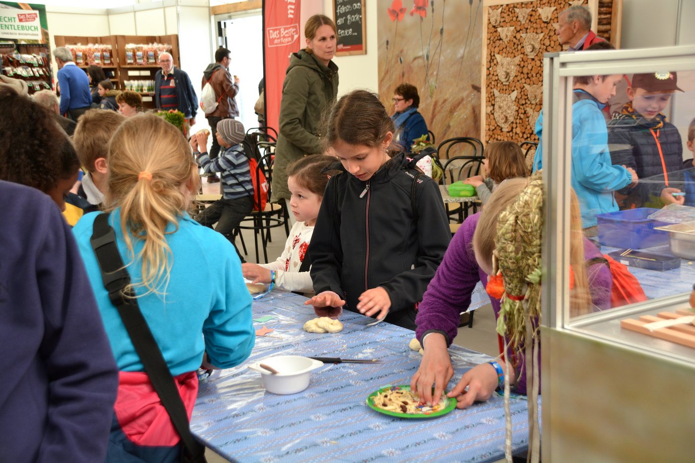 Backen für Kinder: Ein riesiger Erfolg in der Backstube der Luzerner Bäuerinnen.