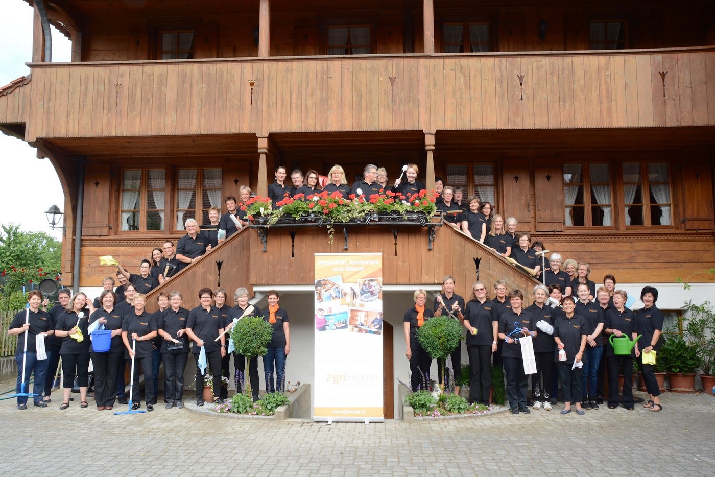 Die Agrihome-Mitarbeiterinnen erledigen ihre Arbeiten mit Spass und professionell. Unten in der Mitte stehen Koordinatorin Andrea Fuchs (rechts) und Sachbearbeiterin Cornelia Vonlaufen (links). (Bild Andrea Gysin)
