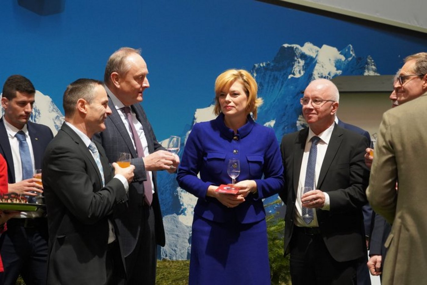 Die deutsche Agrarministerin Julia Klöckner spricht den Verbrauchern ins Gewissen: Sie hätten ein allzu verklärtes Bild der Landwirtschaft. Landbewohner wollten nicht nur Kompensationsort für Städter sein. (mr) Download image