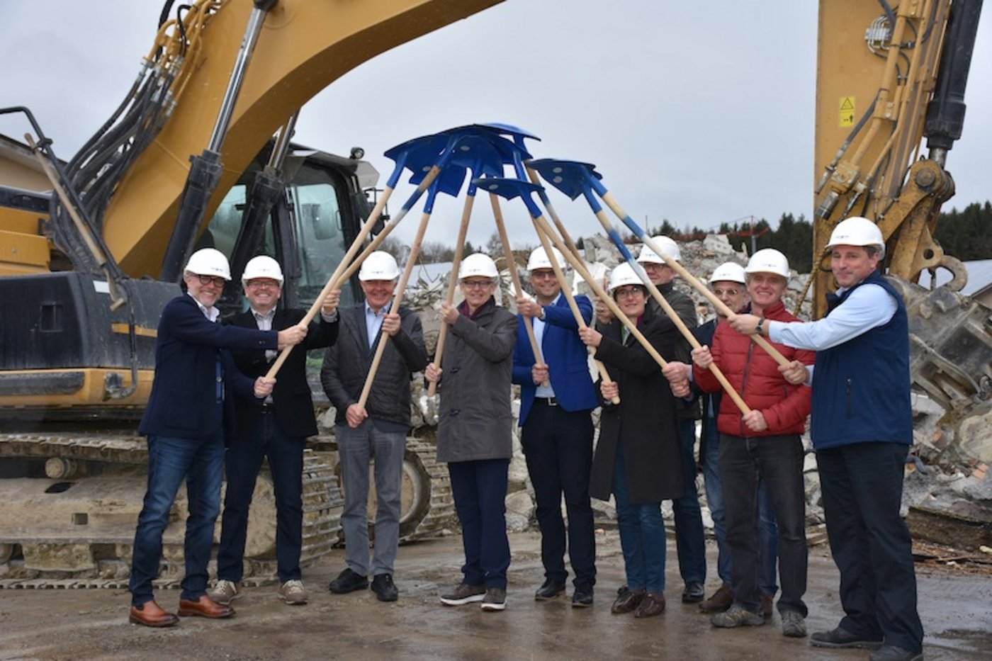 Spatenstich in Sempach, offizieller Start des Bauvorhabens  (auf dem Foto: Verwaltungsrat und Geschäftsleitung der SUISAG, Bild zVg))