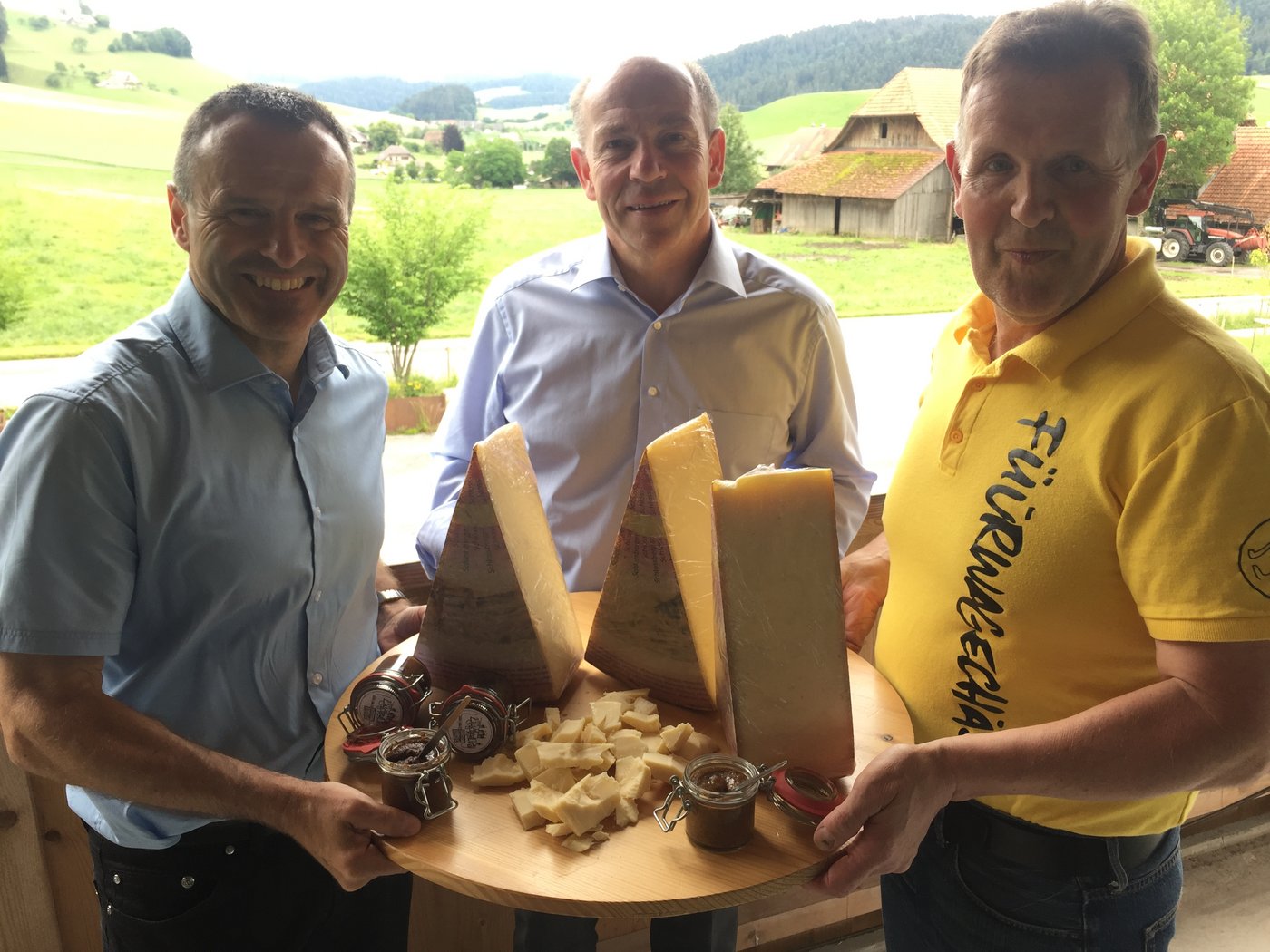 Max Hiegelsberger mit Urs Schneider vom SBV und Käsermeister Urs Glauser. (Bild zVg)