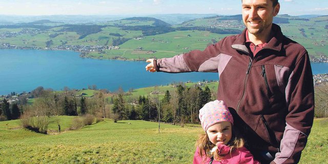 Hanspeter Rutz mit Tochter Ladina an der Kantonsgrenze Schwyz-Luzern. (Bild Josef Scherer) 