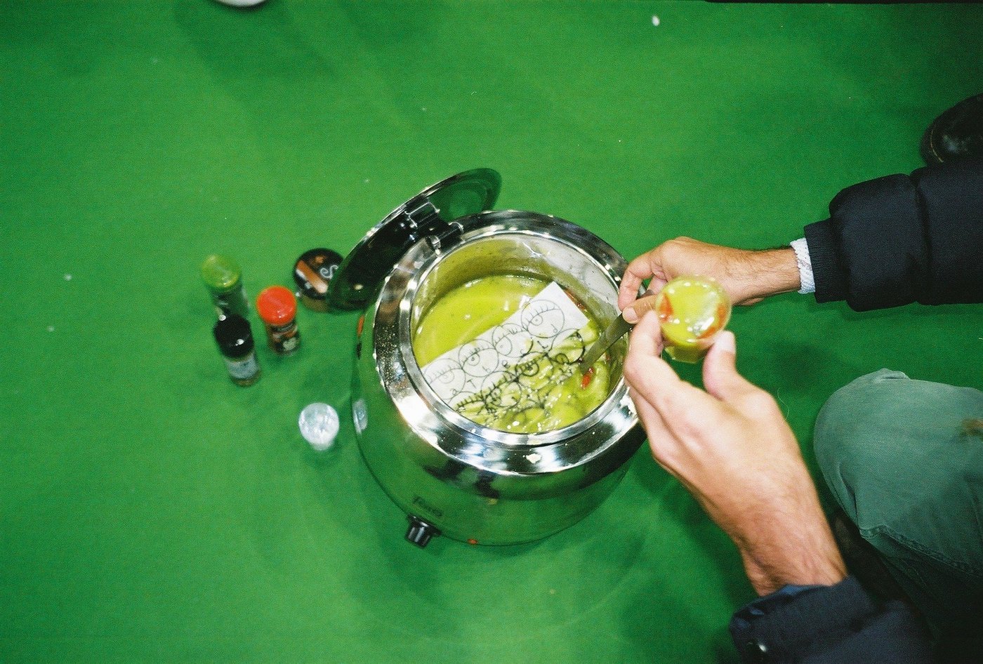 Essbare Kunst: Eduardo Navarro macht aus Bildern Gemüsesuppe. (Bild zVg)