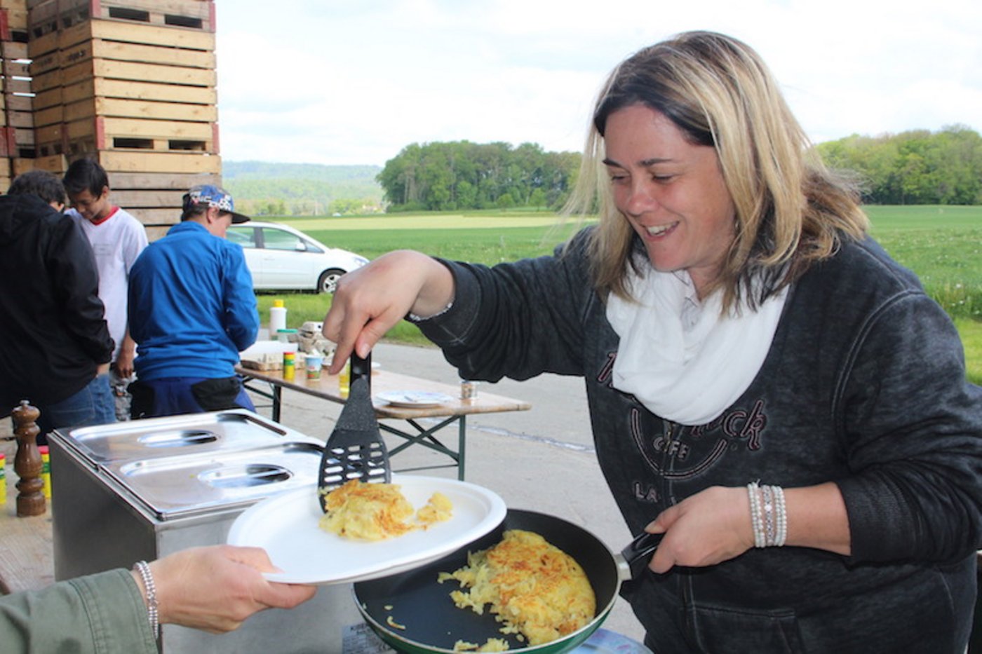 50 Kilo Kartoffeln wurden zu Rösti verarbeitet. (Bild Trudi Krieg)